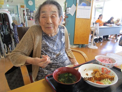 100歳食事様子R4.jpg