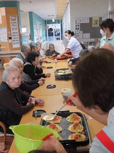 Hお好み焼き職員.jpg